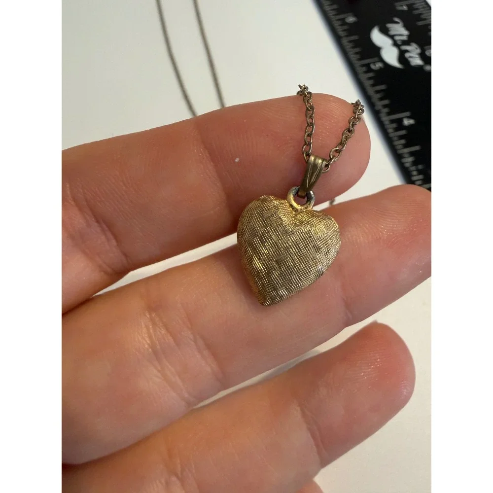 Vintage Sarah‎ Coventry Gold Tone Textured Puffed Heart Pendant Necklace 18 Inch